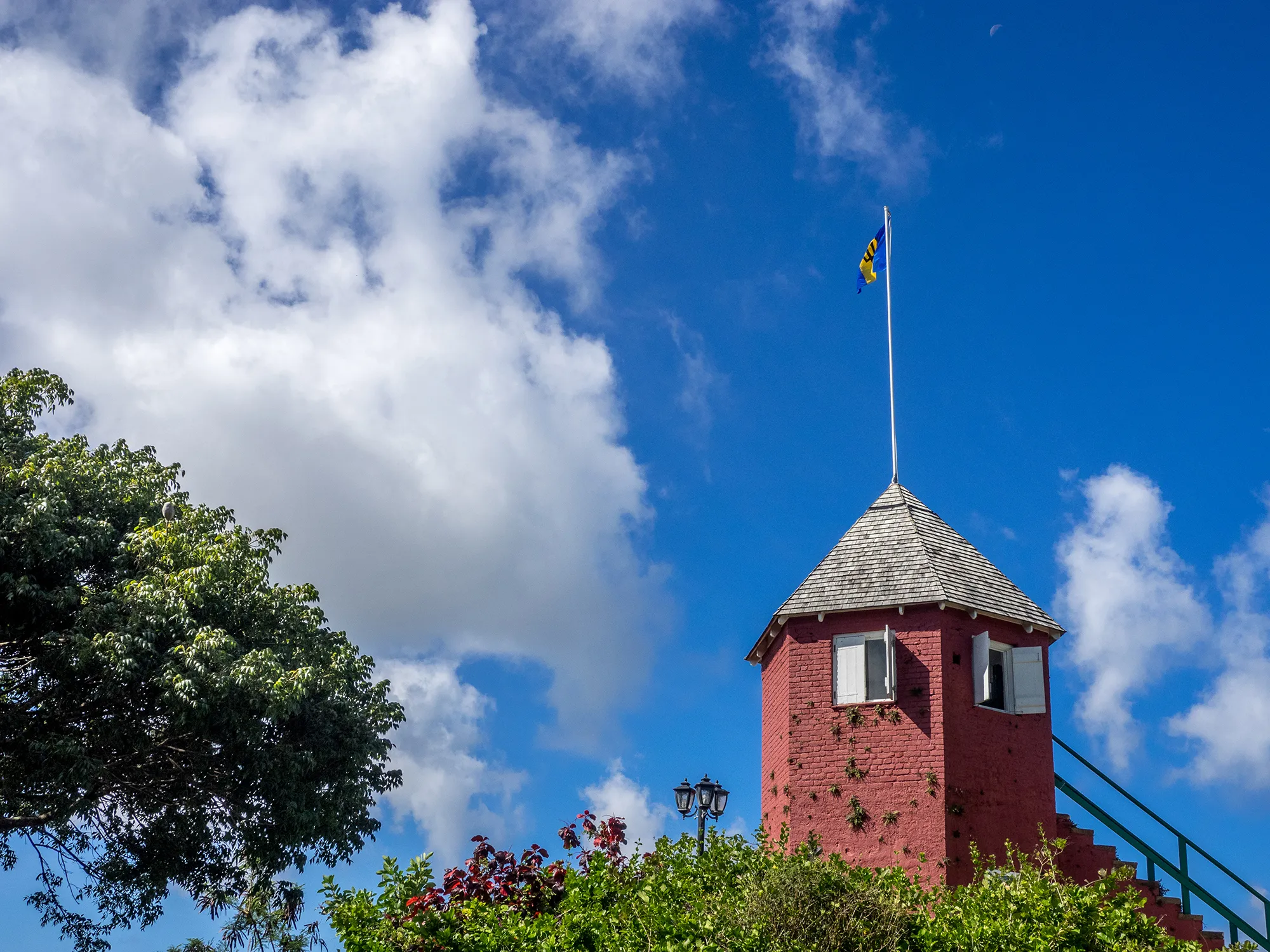 Barbados_Gun_Hill_Signal_Station_BTMI_Flag.jpg