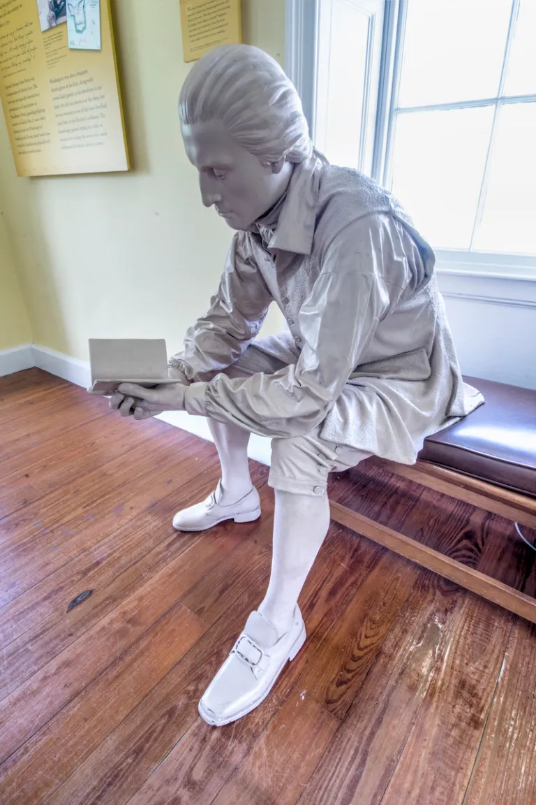 sculpture of George Washington reading